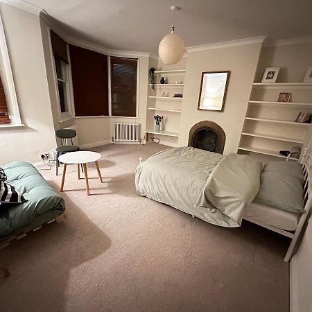 Spacious Room Near Underground London Bagian luar foto